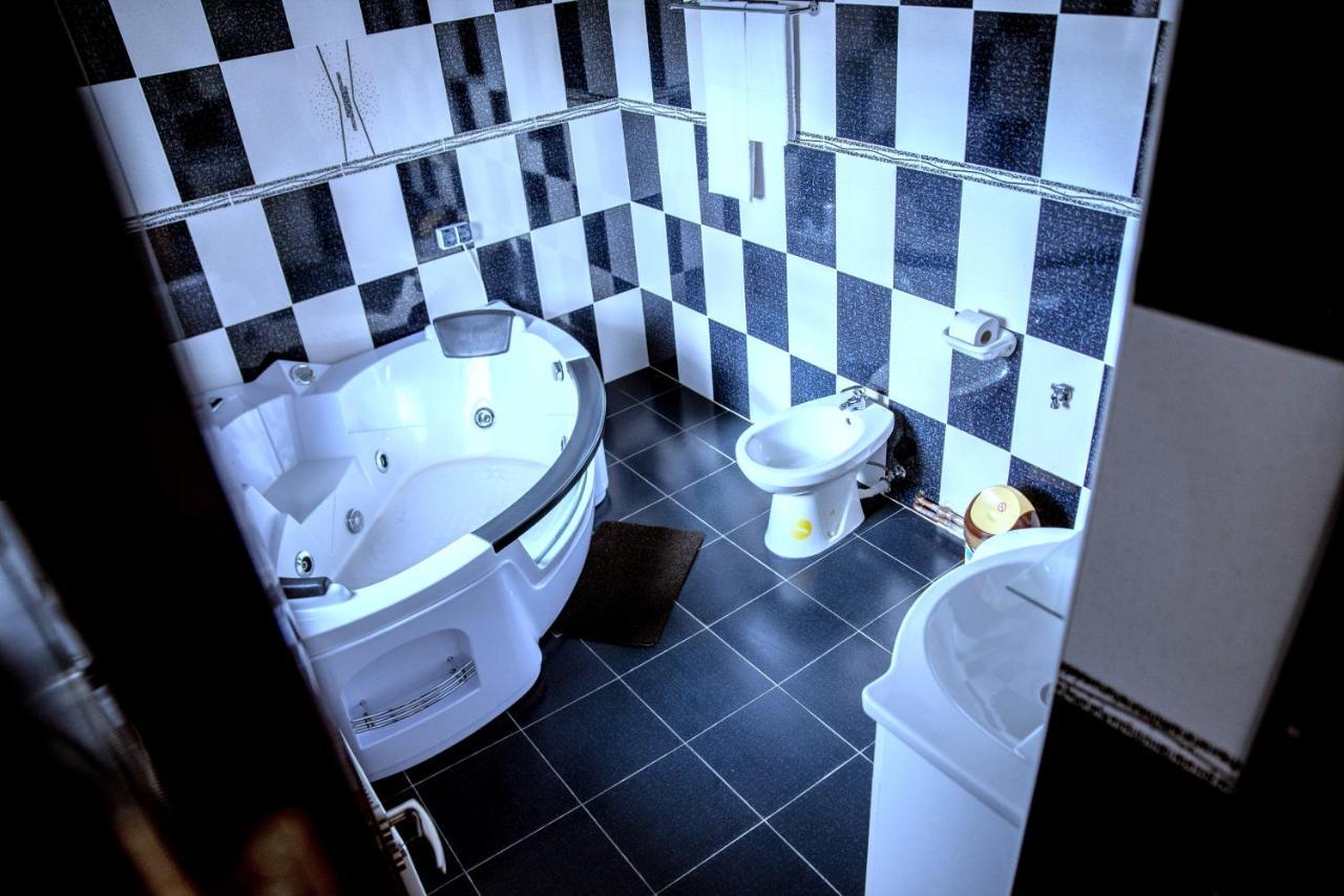 Casa Robi Hotel Pestisani Kültér fotó